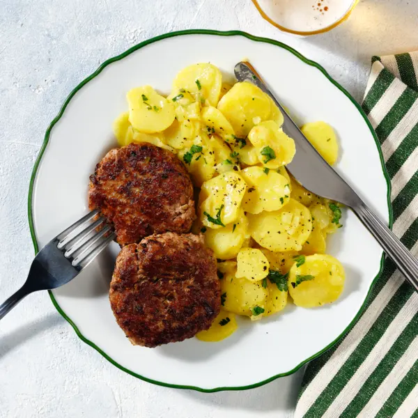 Bayrische Fleischpflanzerl mit Kartoffelsalat