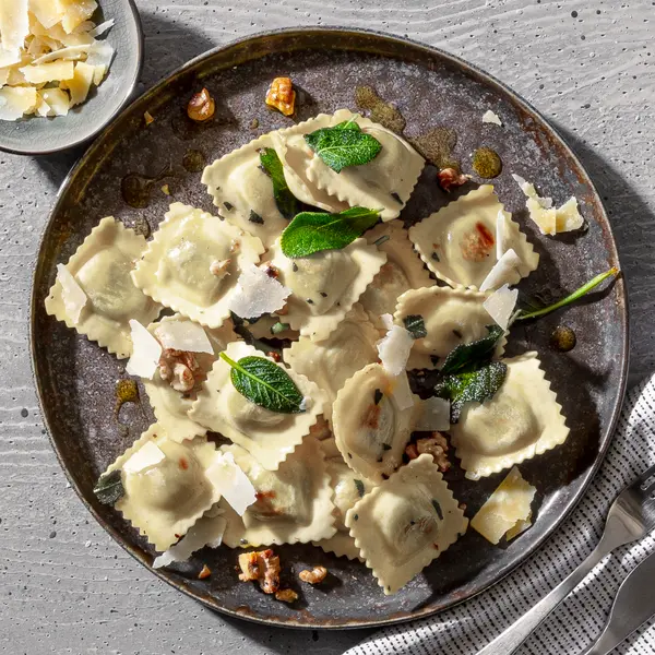 Ravioli in Salbeibutter
