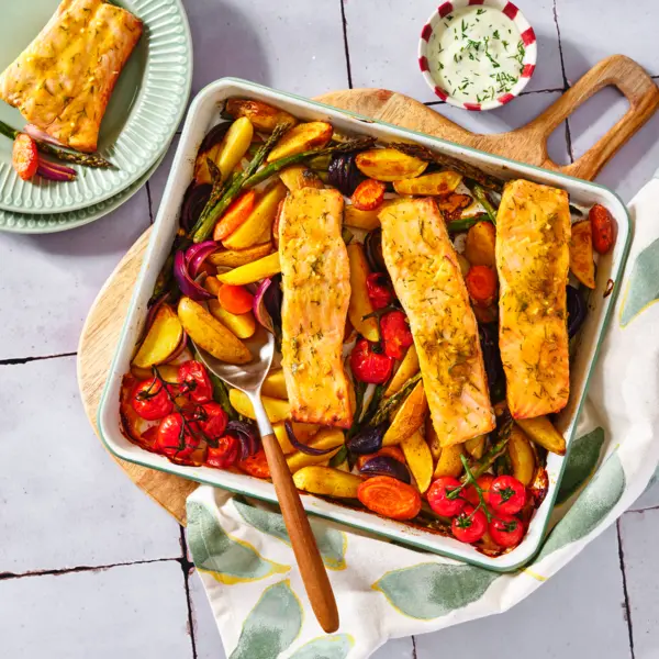 Glasierter Honig-Senf-Lachs auf Frühlings-Ofengemüse