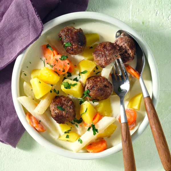 Möhren-Kohlrabi-Topf mit Hackbällchen