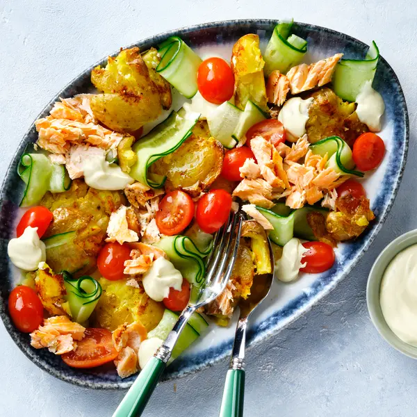 Ofenkartoffel-Salat mit pulled Lachs