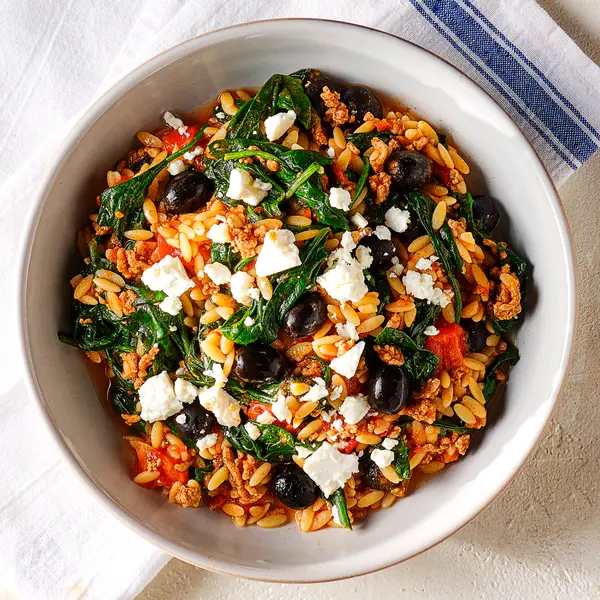 Griechische Kritharaki mit Hackfleisch, Feta-Käse und Oliven