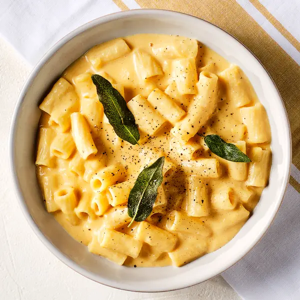 Pasta in cremiger Kürbis-Käse-Soße