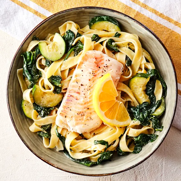 Cremige Zitronen-Tagliatelle mit Kabeljau