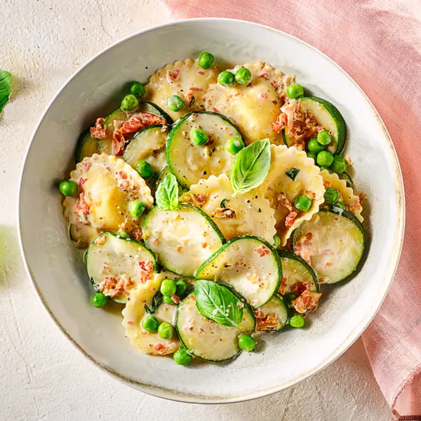 Ravioli mit Erbsen und Schinkenwürfeln