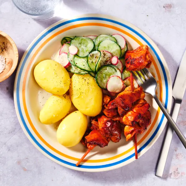 Pellkartoffeln mit Hähnchenspießen und Gurken-Joghurt-Salat