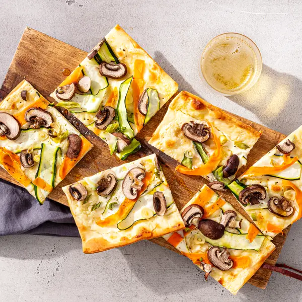 Bunt gestreifter Flammkuchen