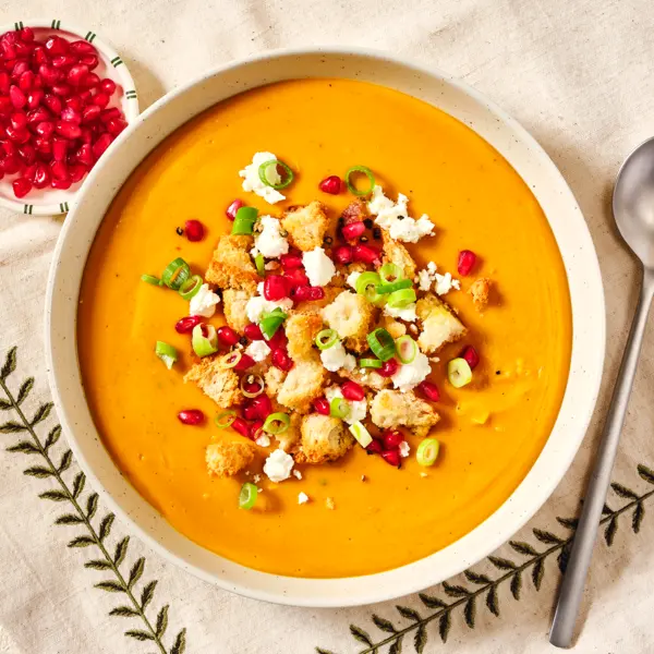 Kürbis-Linsen-Suppe mit Knoblauchcroutons