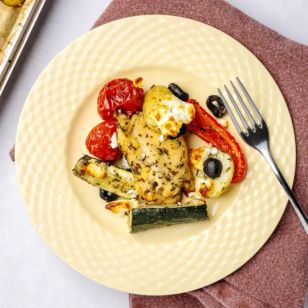 Ofengemüse mit Hähnchen und Feta