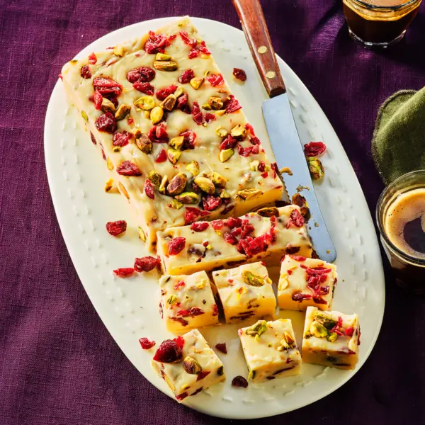 Weißes Schokoladenkonfekt mit Preiselbeeren und Pistazien