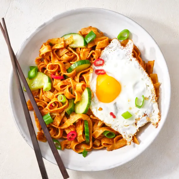 Schnelle Chili-Nudeln mit Spiegelei