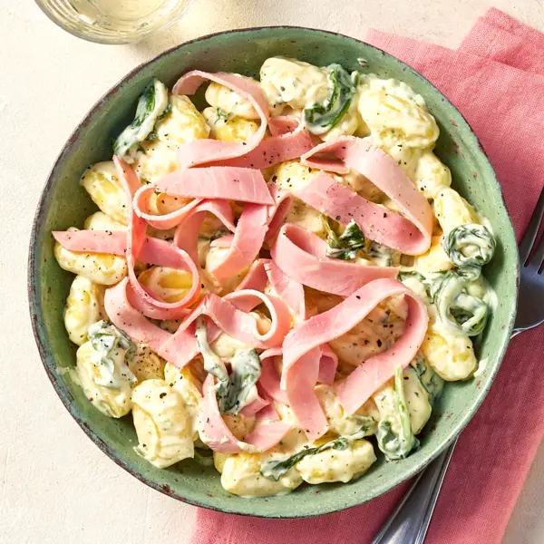 Cremige Gnocchi mit Spinat und Schinken