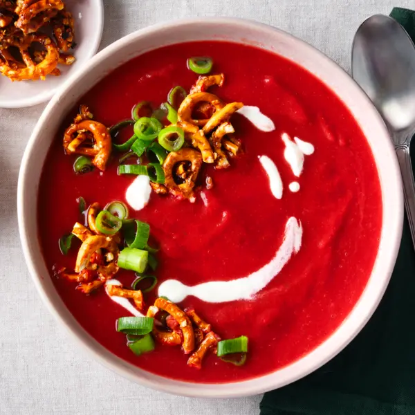 Rote-Bete-Suppe mit Haselnuss-Brezel-Crunch