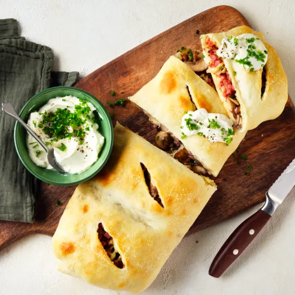 Handbrot mit Schinken und Champignons