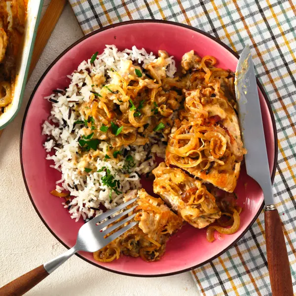 Zwiebel-Sahne-Hähnchen mit Reis