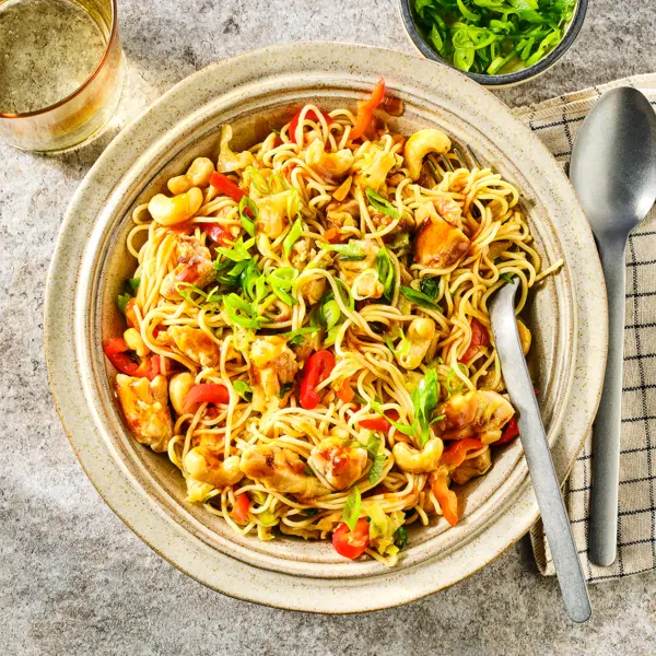 Hühnchen-Nudelpfanne mit Cashewkernen