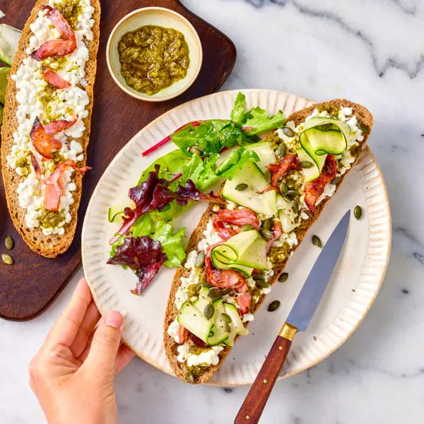 Harissa-Stulle mit Hüttenkäse und knusprigem Speck