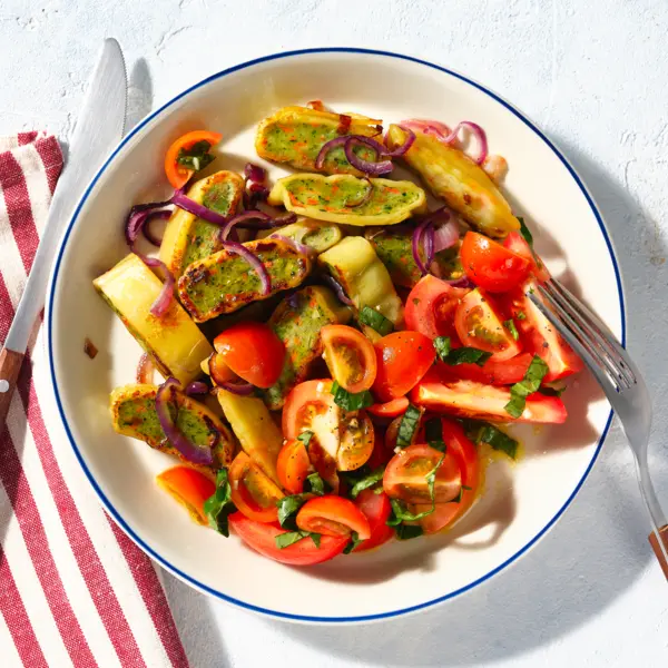 Vegetarische Maultaschen mit Tomatensalat