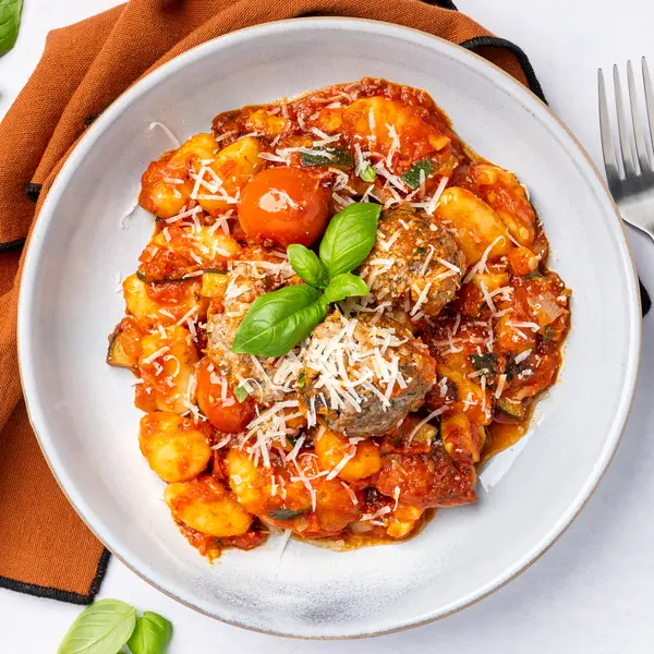Gnocchi mit Fleischbällchen in Tomatensoße