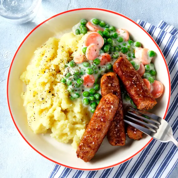 Cevapcici mit Erbsen-Möhren-Gemüse