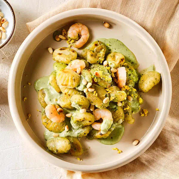 Cremige Gnocchi mit grünem Pesto und Garnelen