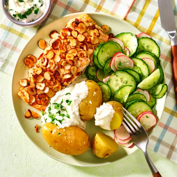 Nuss-Lachs mit Pellkartoffeln und Quark