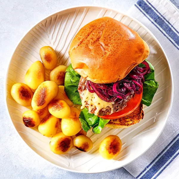 Cheeseburger mit karamellisierten Zwiebeln