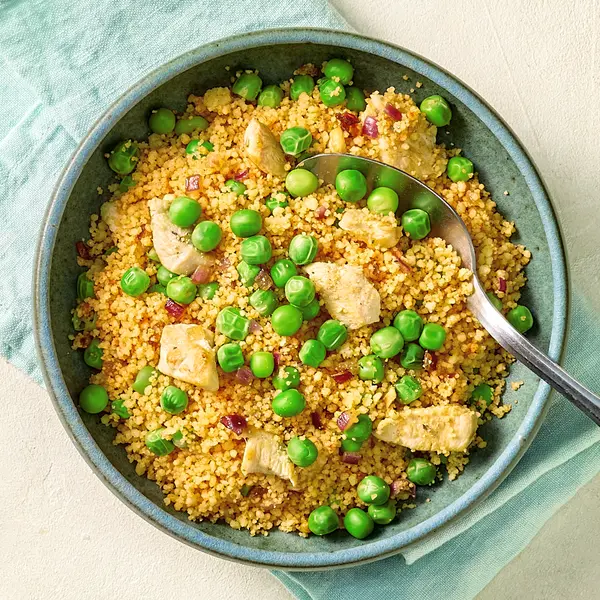 Couscouspfanne mit Hähnchen und Erbsen