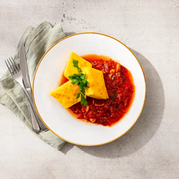 Gebratene Polenta-Schnitte mit Tomaten-Sugo