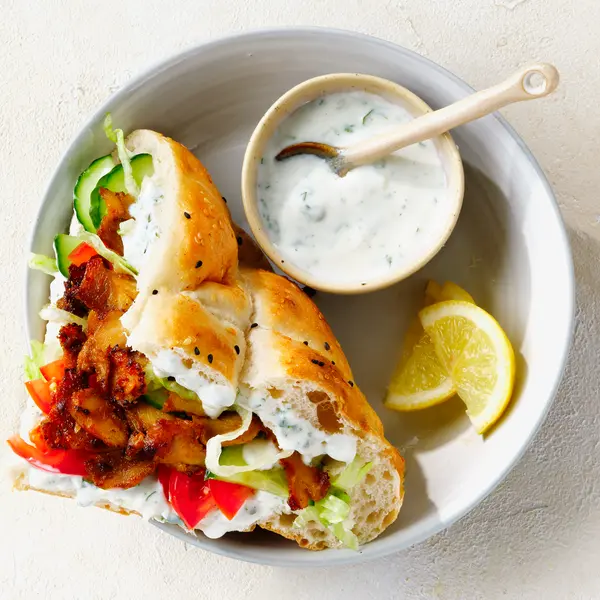 Einfacher Döner mit Knoblauchsoße im Fladenbrot