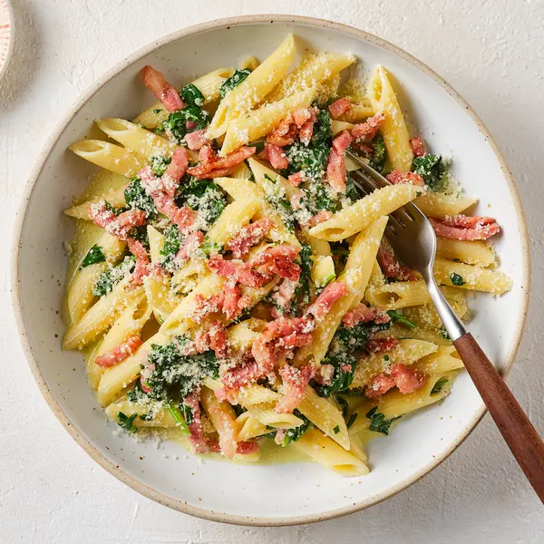 Penne mit Rahmspinat und Speck
