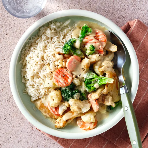 Rahmgeschnetzeltes mit Gemüse und Reis