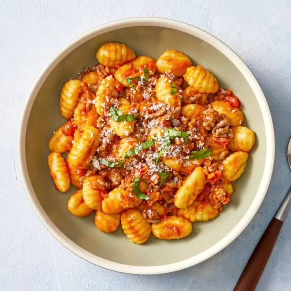 Gnocchi mit Bolognese-Soße und Parmesan
