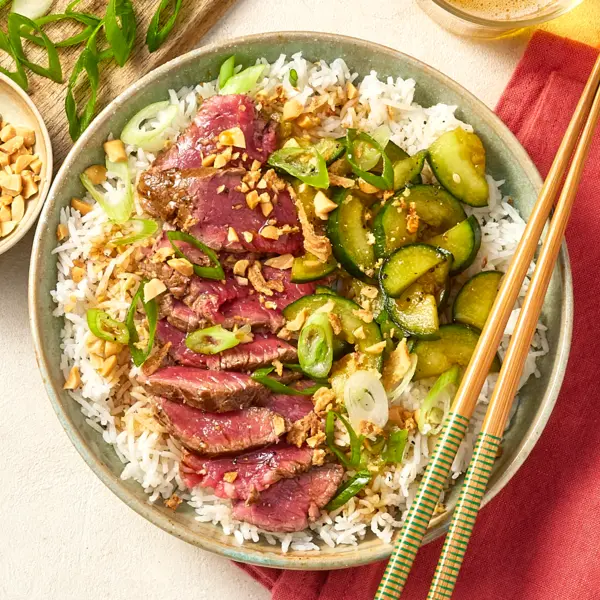 Würzige Rindfleisch-Gurken-Bowl