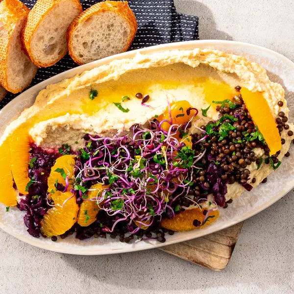 Kartoffel-Hummus mit Orangen-Belugalinsen-Salat