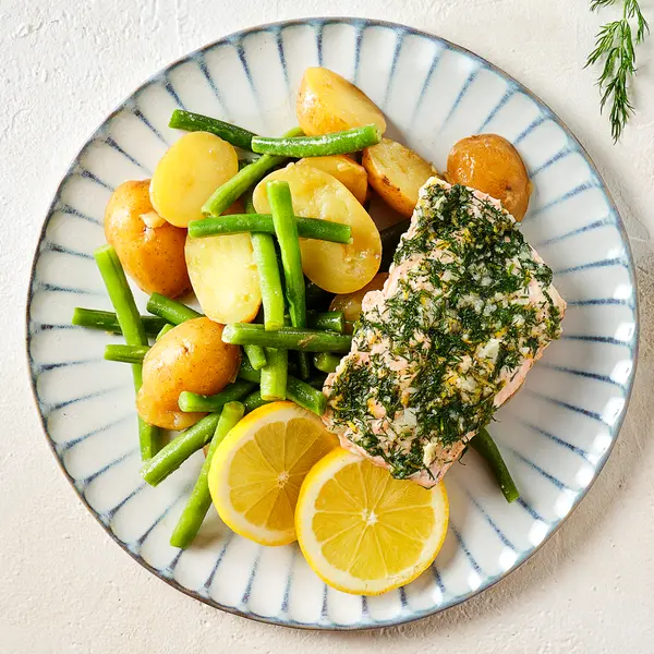 Lachs mit marinierten Kartoffeln und Bohnen