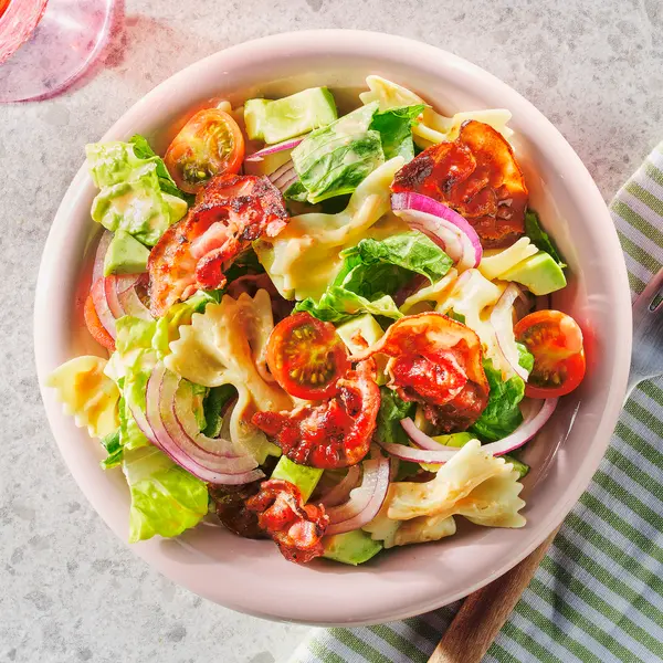 Nudelsalat mit Speck und Avocado