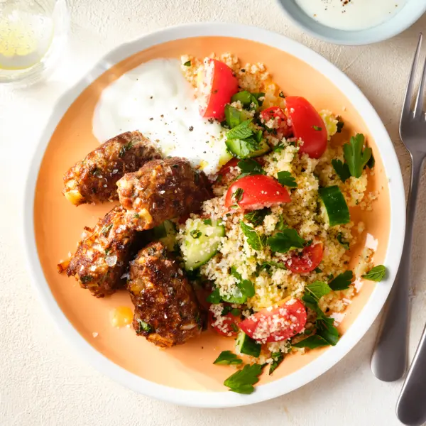 Köfte mit Couscous-Salat