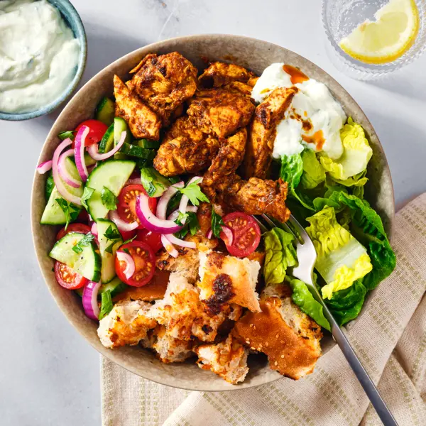 Hähnchen-Shawarma-Bowl mit Fladenbrot