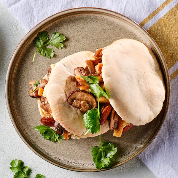 Pita mit vegetarischen Hähnchenstücken, Hummus und Champignons