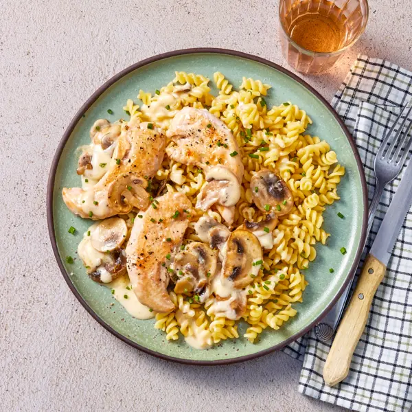 Cremige Hähnchen-Pasta in Camembert-Pilzsoße