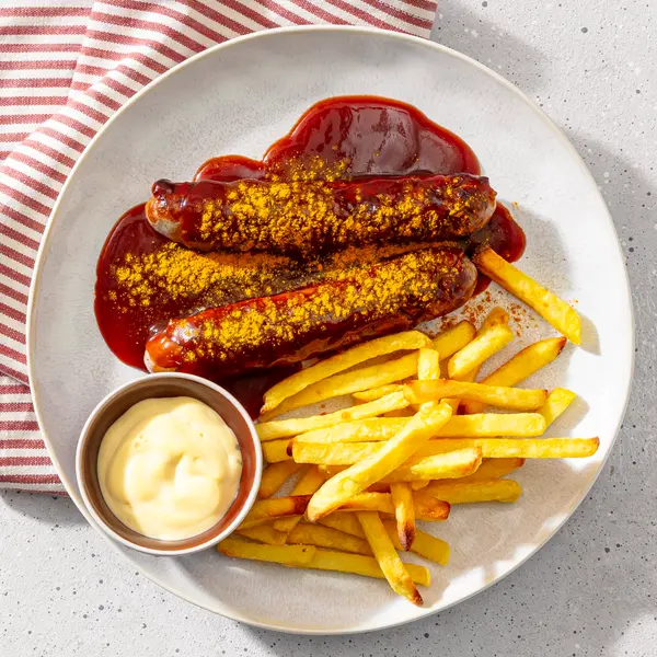 Currywurst mit Pommes