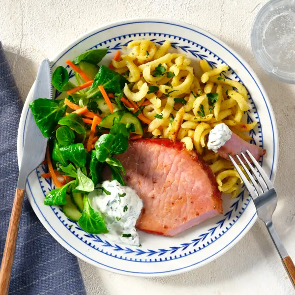 Kasseler mit Kräuterbutter-Spätzle und Salat