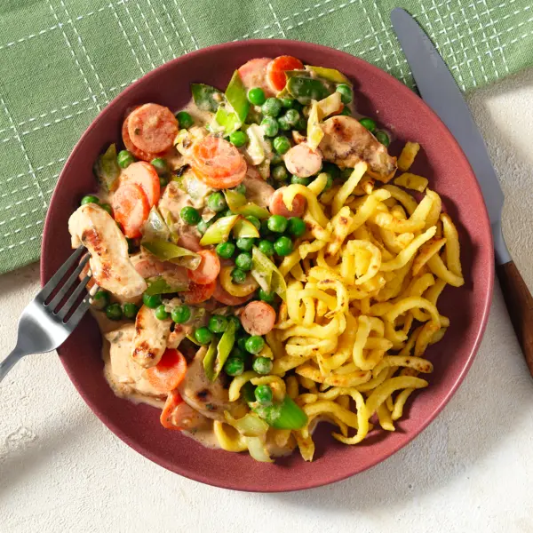 Spätzle mit Putengulasch und Erbsen und Möhren