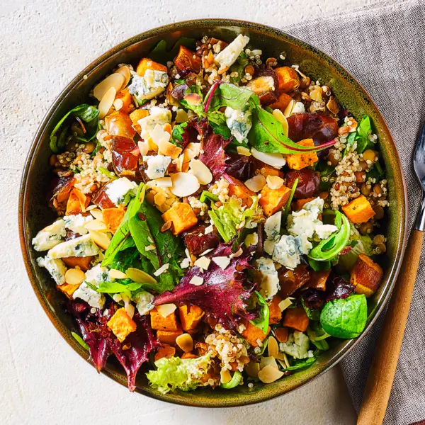 Warmer Quinoasalat mit Kürbis und Nuss-Crunch