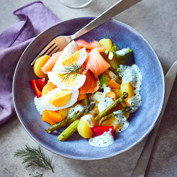 Kartoffelsalat mit Spargel und Räucherlachs