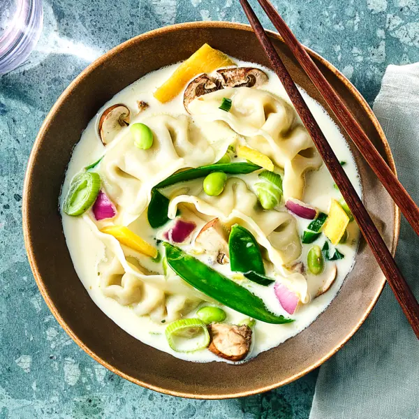 Schnelle Gyoza-Suppe mit Kokosnuss
