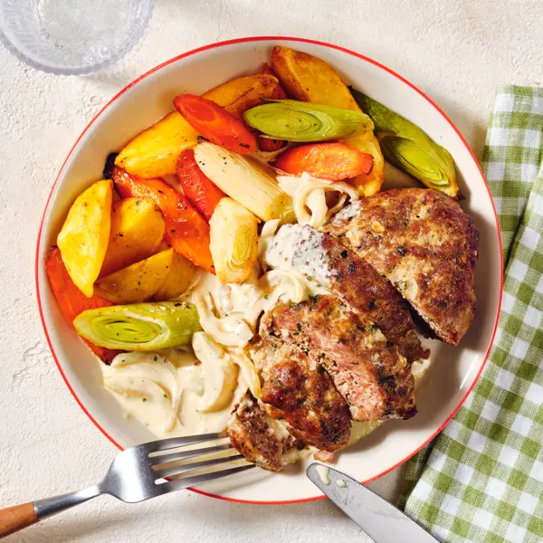 Hackbraten mit Zwiebel-Rahm-Soße und Ofengemüse