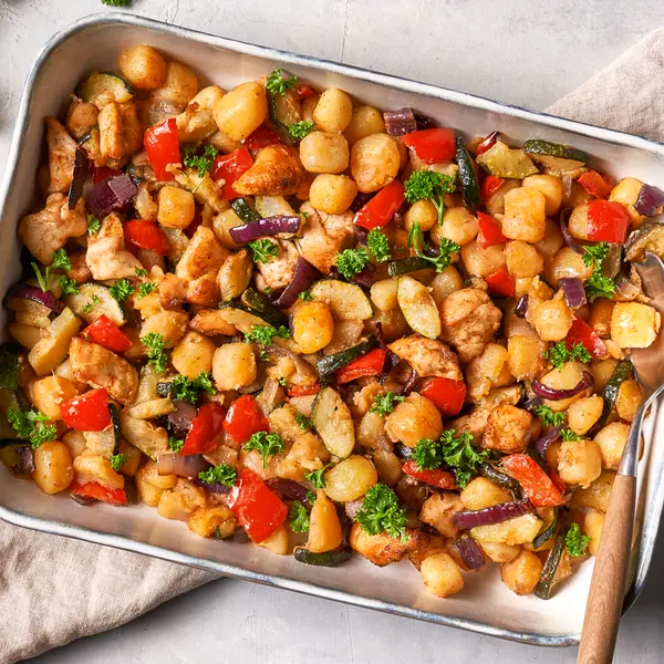 Ofenauflauf mit Hähnchen, Gemüse und Gnocchi
