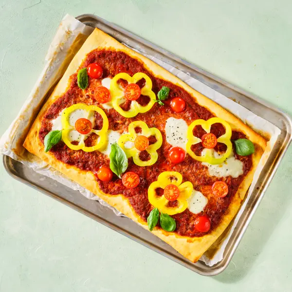 Blumen-Pizza mit versteckter Gemüsesauce